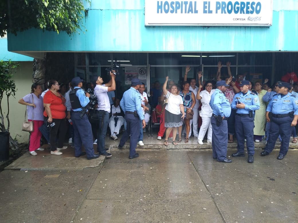 Enfermeras del Progreso realizan protesta para que se destituya jefa de personal