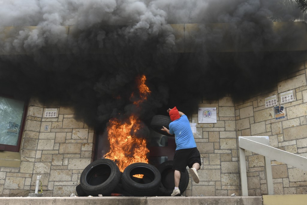 Justicia encarcela a hondureño acusado de incendiar portón de la embajada de EEUU
