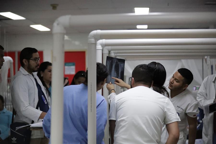 Un grupo de médicos fue registrado este miércoles en la Sala de Dengue del Hospital Escuela Universitario (HEU), en Tegucigalpa (Honduras). EFE/ Gustavo Amador