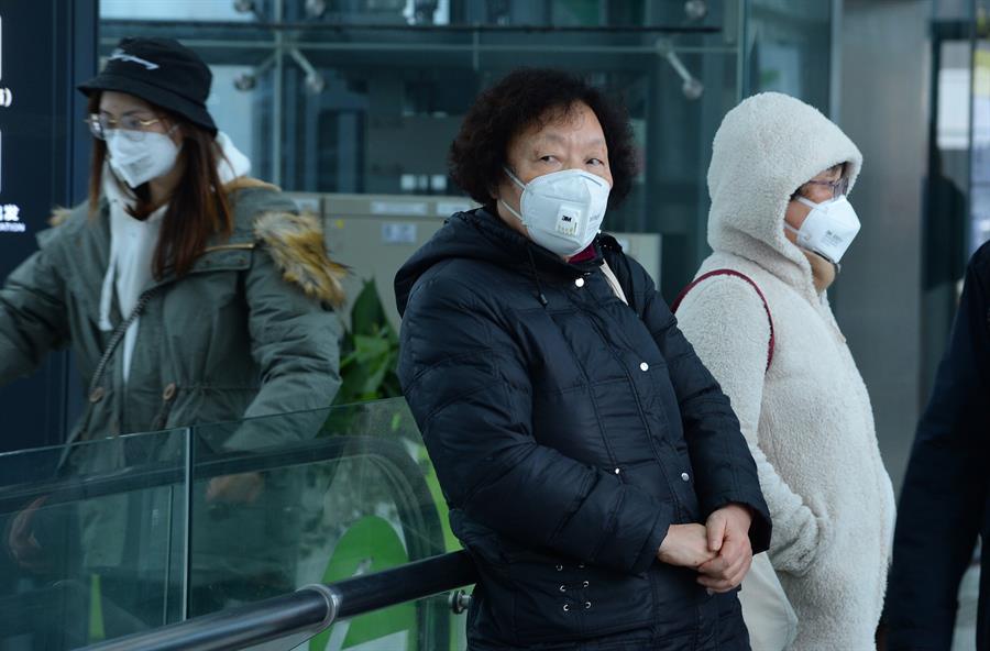 China anunció este domingo que ha empezado a desarrollar una vacuna con la que prevé combatir y derrotar al nuevo coronavirus causante de la neumonía de Wuhan, que hasta el momento se ha cobrado al menos 56 vidas entre los 2.047 contagiados diagnosticados en el país asiático. EFE/EPA/LU HONGJIE