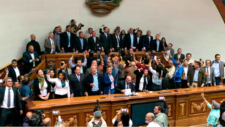 (Vídeo) Juan Guaidó y un grupo de diputados lograron quebrar el cerco policial ecerco ingresar a la Asamblea Nacional