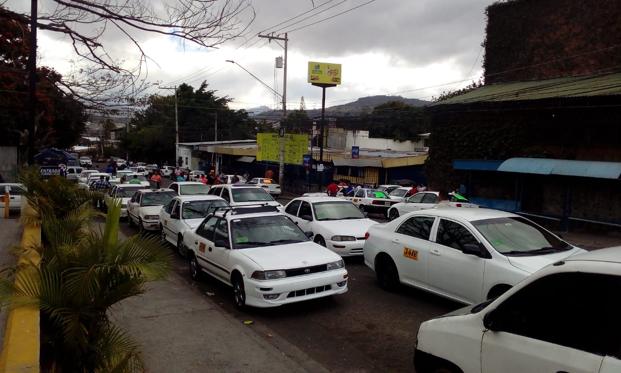 De no llegar a un acuerdo con el Gobierno, taxistas amenazan con tomar medidas más fuertes