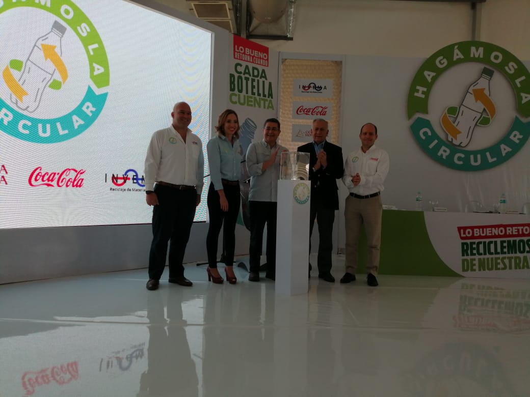 Presidente Hernández y Mauricio Oliva participan en la campaña de reciclaje “Hagámosla circular”