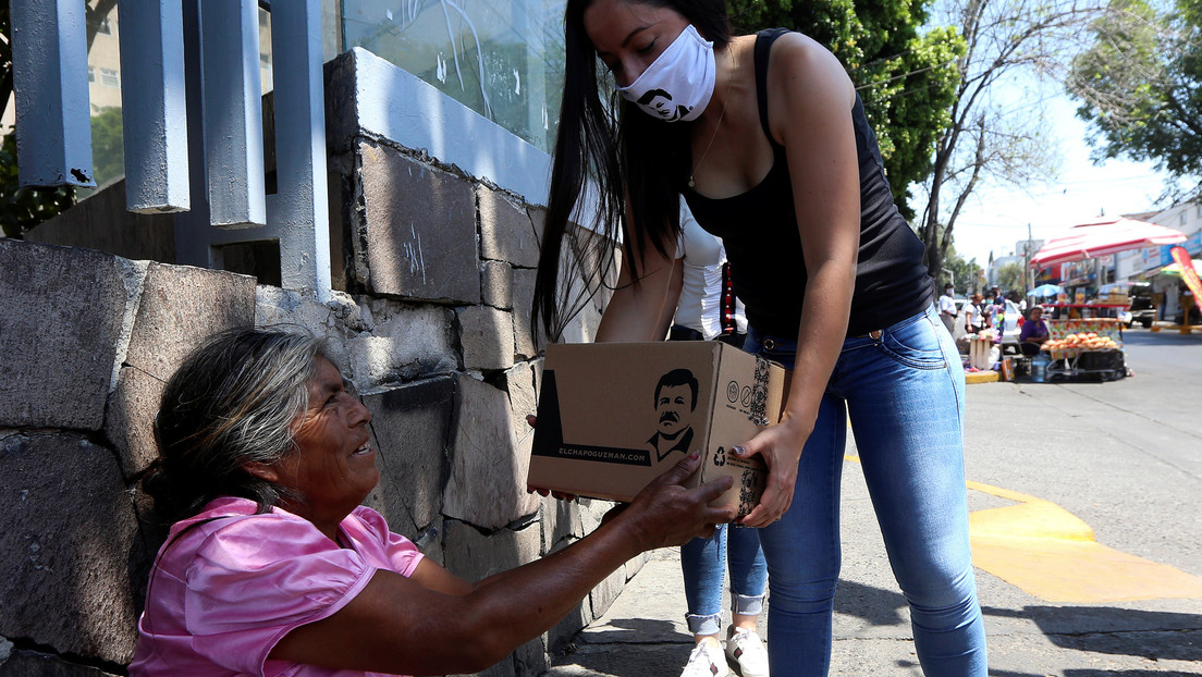 Hija del "Chapo" Guzmán entrega víveres y mascarillas con la imagen de su padre