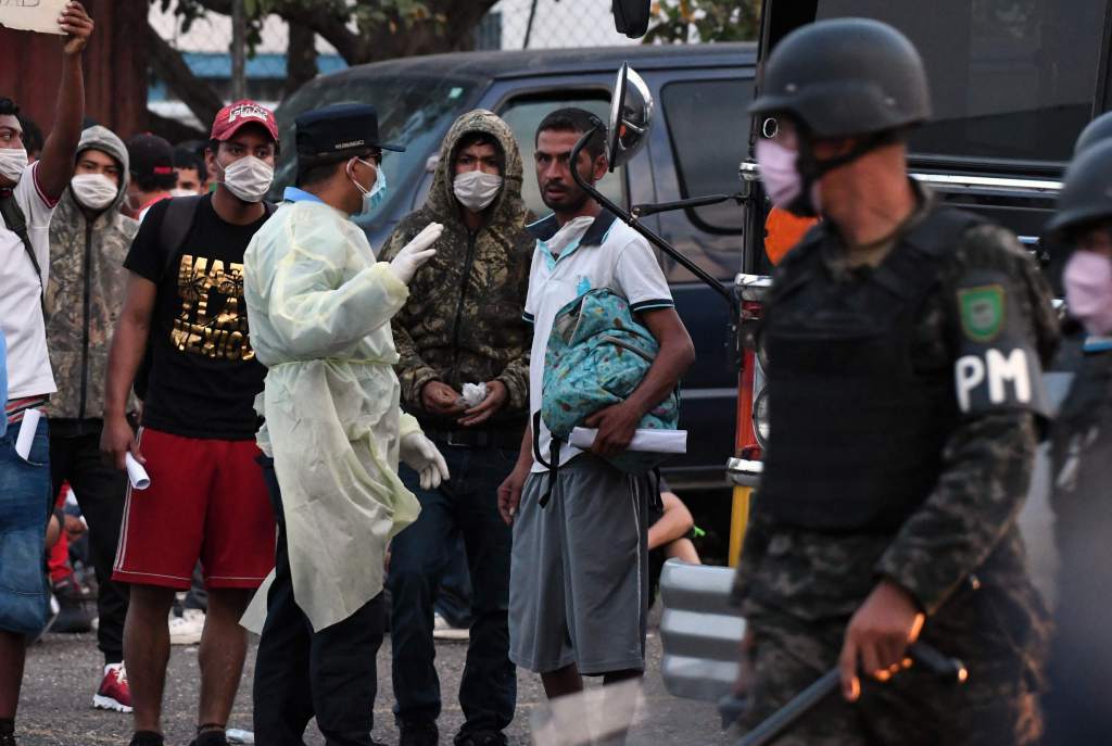 México deporta a 252 migrantes hondureños que harán cuarentena por COVID-19